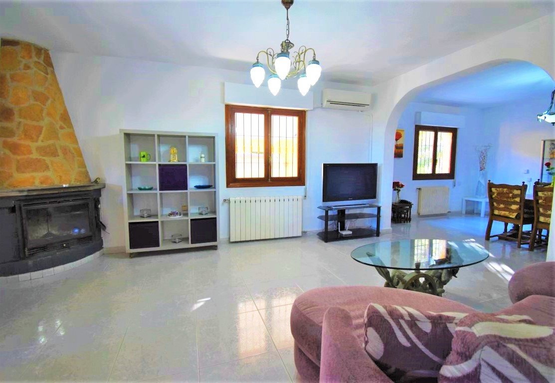Charmante Villa mit großem Grundstück, Pool & mediterranem Flair