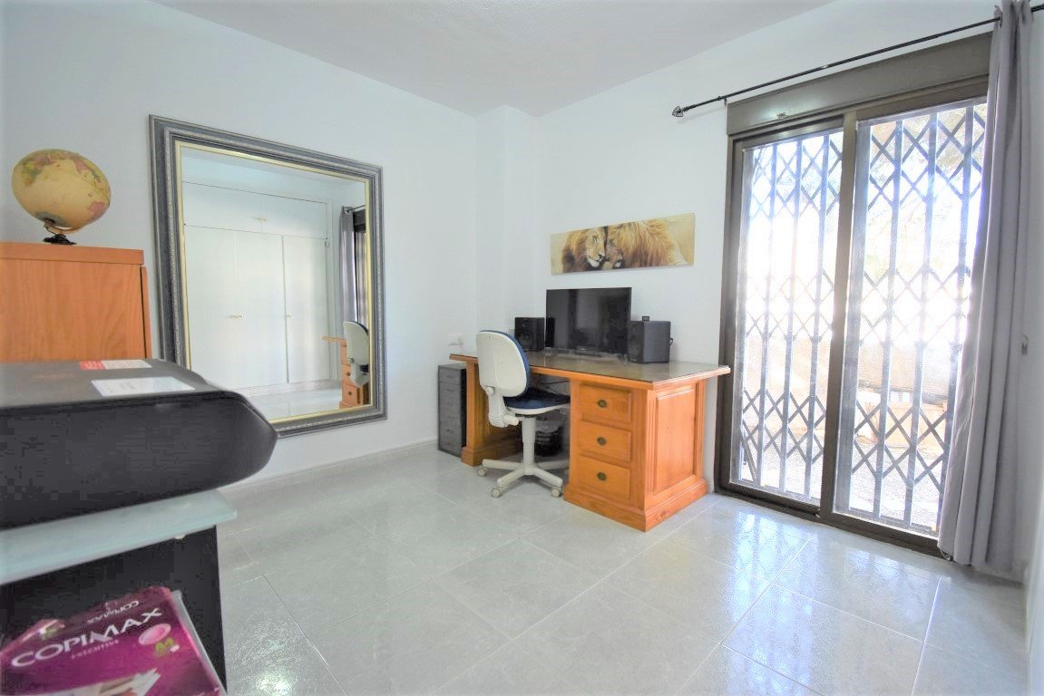 Charmante Villa mit großem Grundstück, Pool & mediterranem Flair