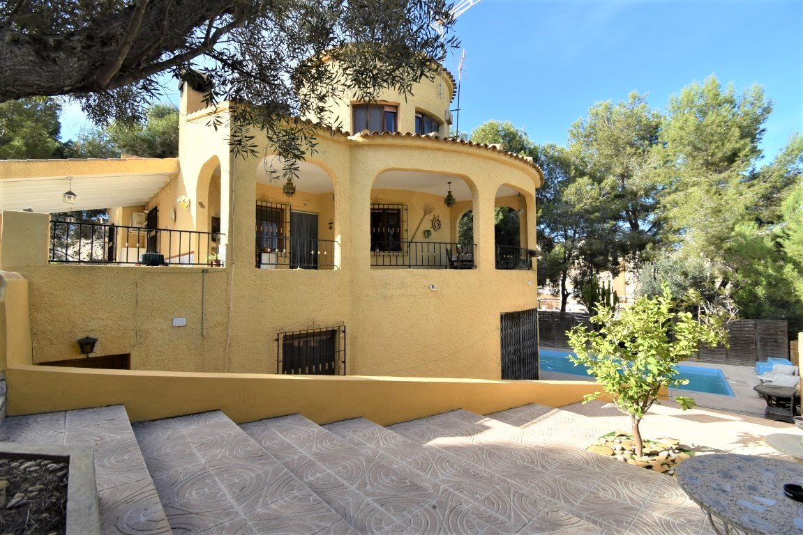 Charmante Villa mit großem Grundstück, Pool & mediterranem Flair