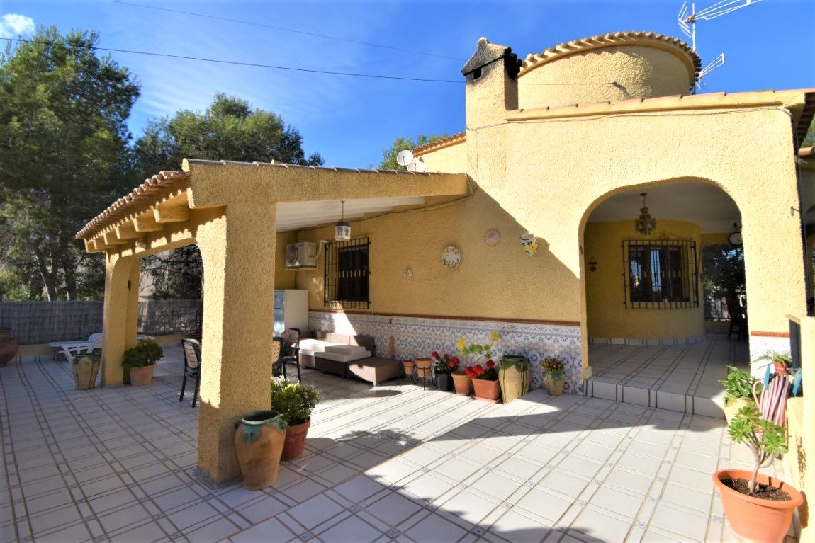 Charmante Villa mit großem Grundstück, Pool & mediterranem Flair