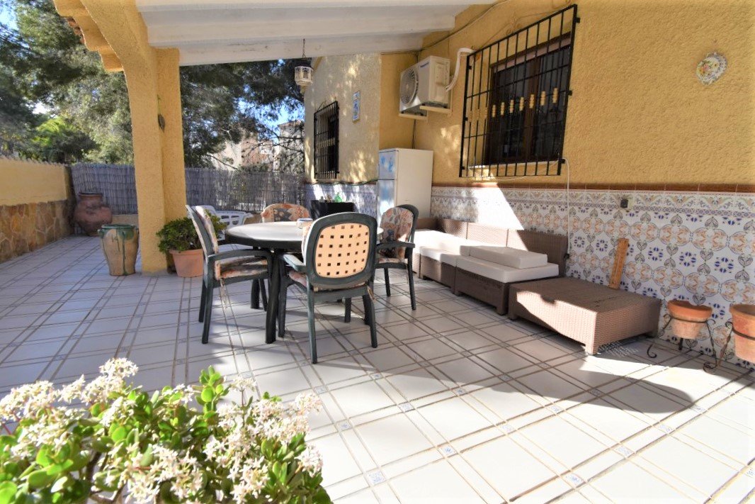 Charmante Villa mit großem Grundstück, Pool & mediterranem Flair