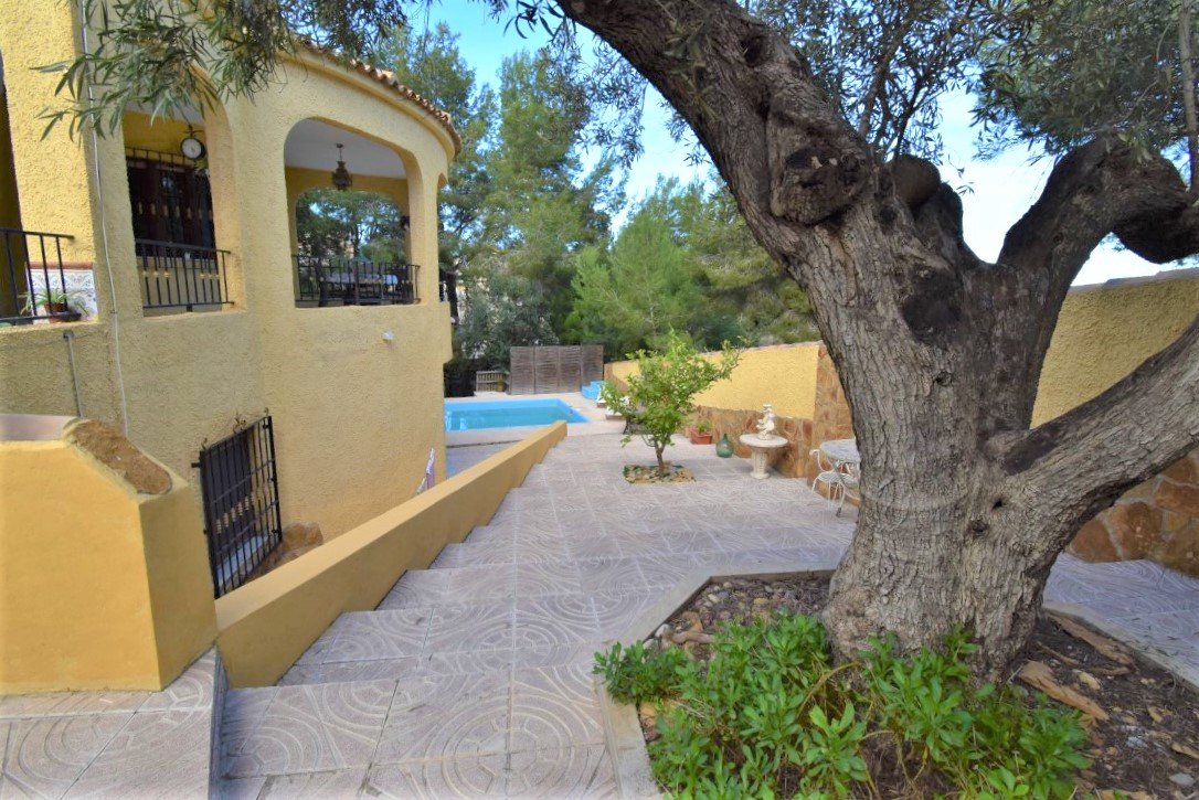 Charmante Villa mit großem Grundstück, Pool & mediterranem Flair
