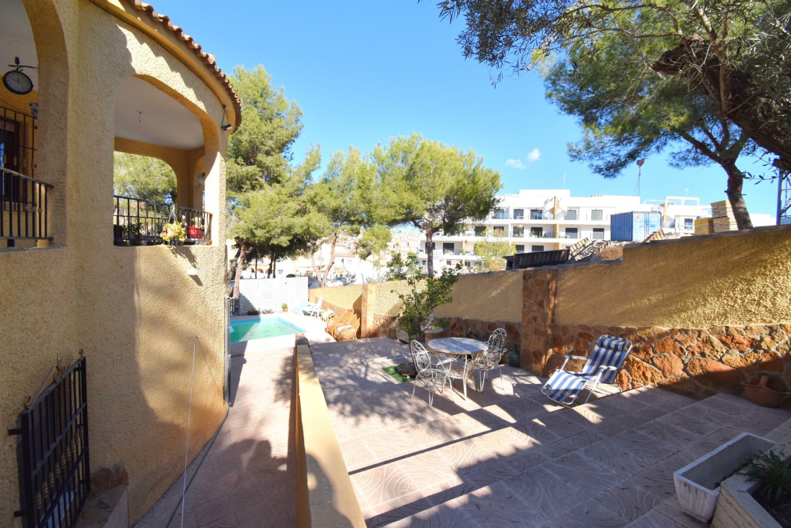 Charmante Villa mit großem Grundstück, Pool & mediterranem Flair