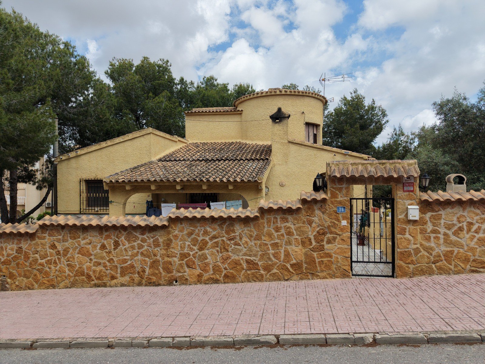 Charmante Villa mit großem Grundstück, Pool & mediterranem Flair