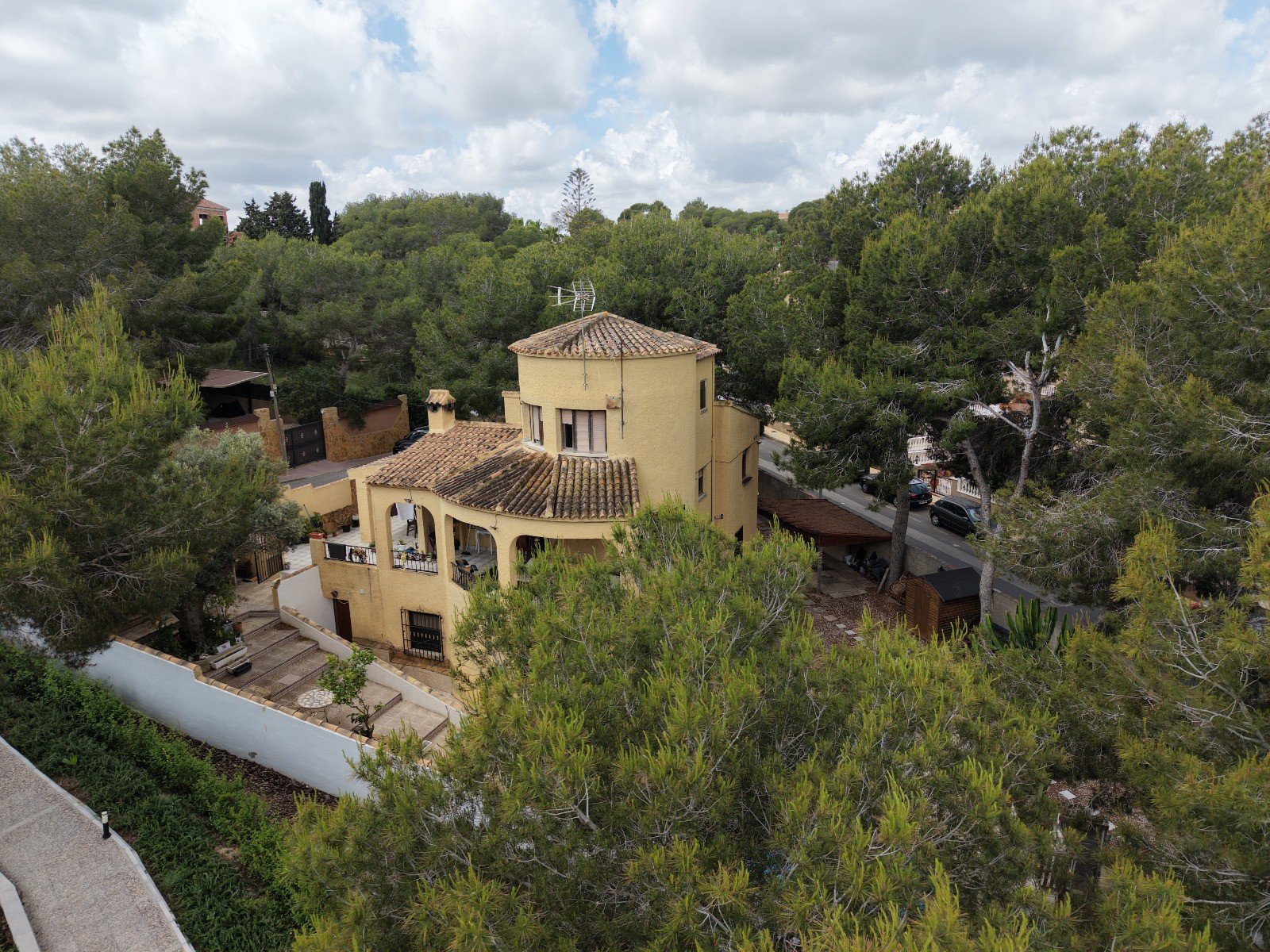 Charmante Villa mit großem Grundstück, Pool & mediterranem Flair