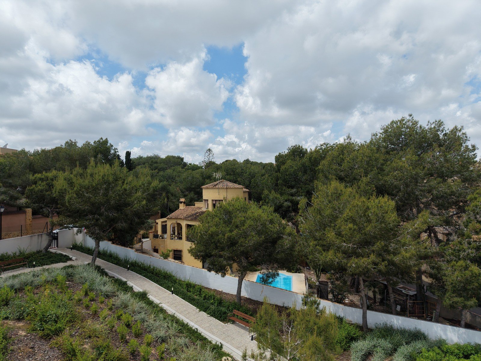 Charmante Villa mit großem Grundstück, Pool & mediterranem Flair