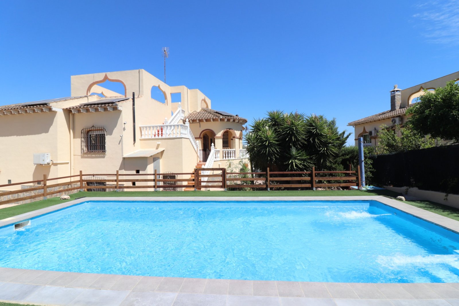 Algorfa: Stilvolle Villa mit privatem Gartenparadies 