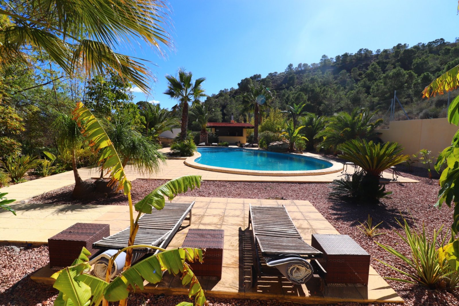 Exklusive Landvilla mit Pool & Outdoor-Küche