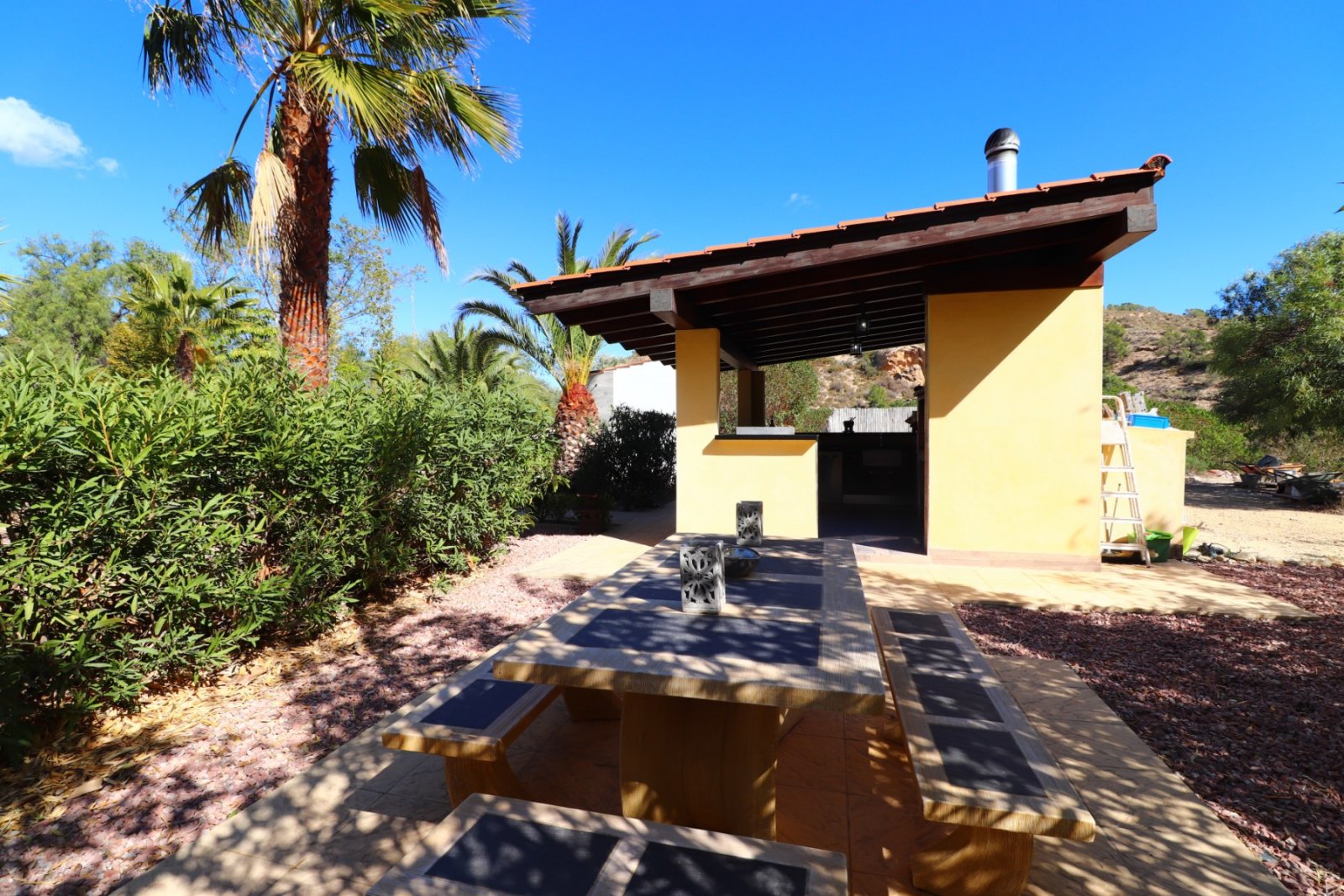 Exklusive Landvilla mit Pool & Outdoor-Küche