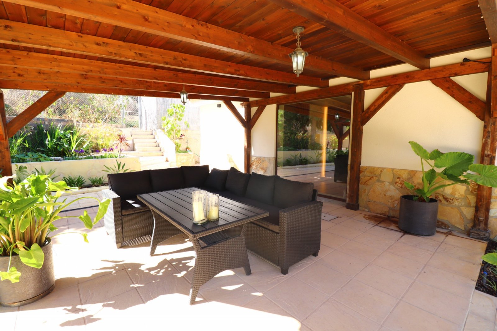 Exklusive Landvilla mit Pool & Outdoor-Küche
