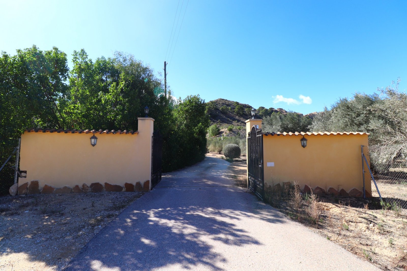Exklusive Landvilla mit Pool & Outdoor-Küche