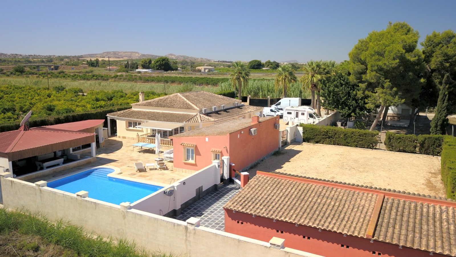 Charmante Landvilla mit Outdoor-Küche und Pool