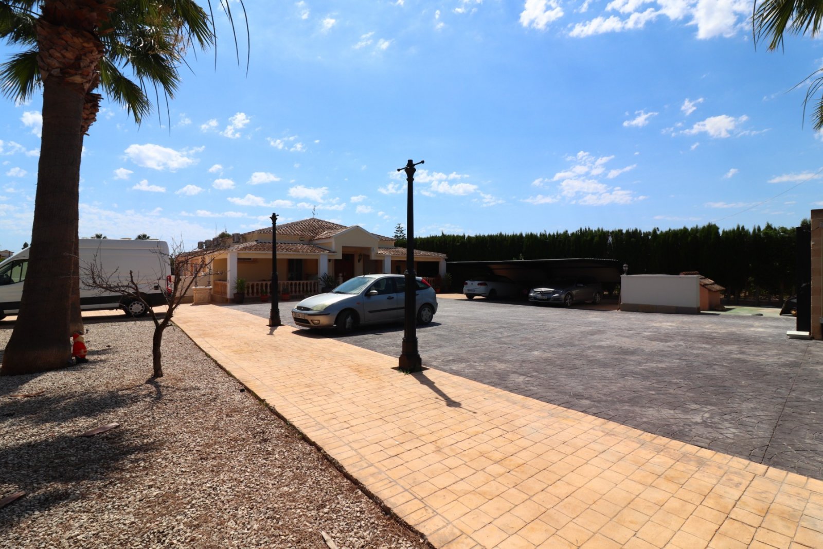 Charmante Landvilla mit Outdoor-Küche und Pool