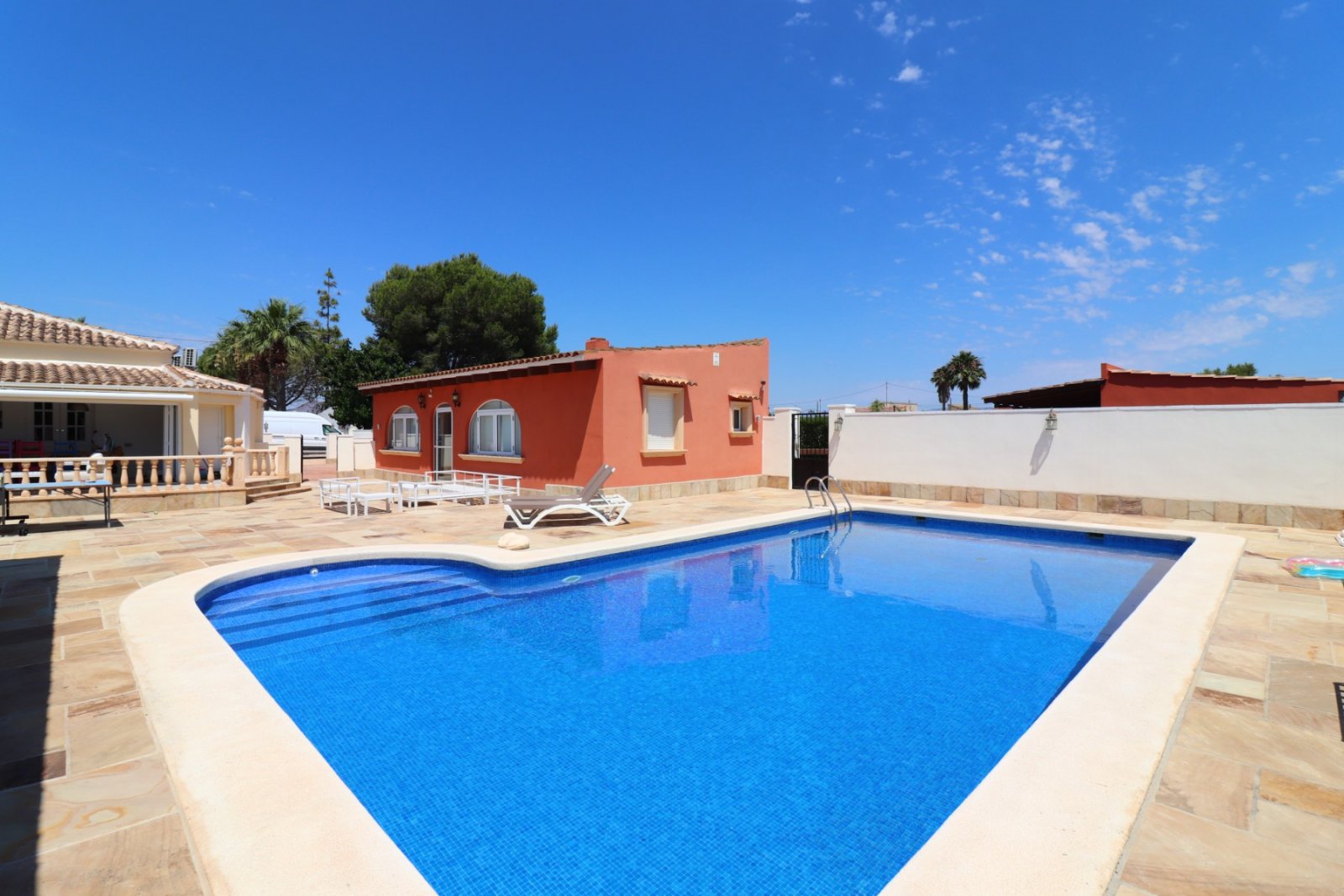Charmante Landvilla mit Outdoor-Küche und Pool