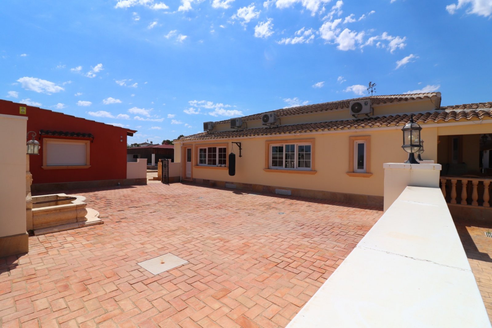 Charmante Landvilla mit Outdoor-Küche und Pool