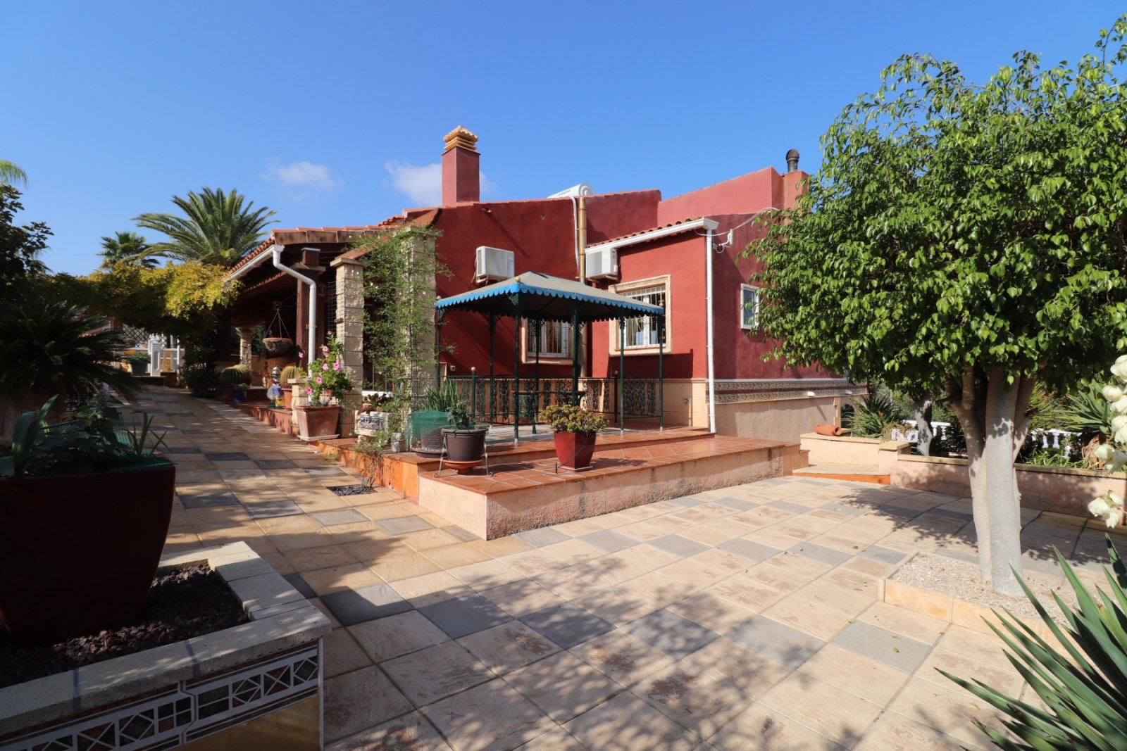 Luxusvilla mit Pool & Traumblick