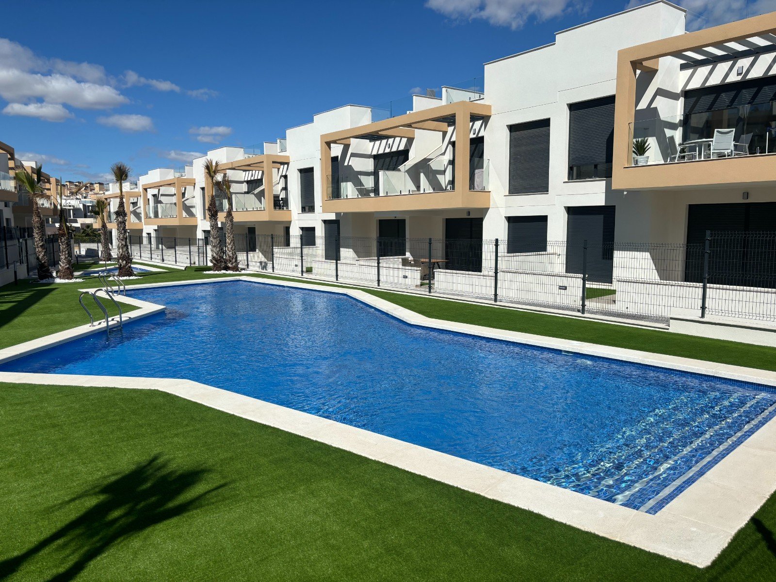 Orihuela Costa: Helles Eckapartment mit großzügigem Dachterrassenbereich 