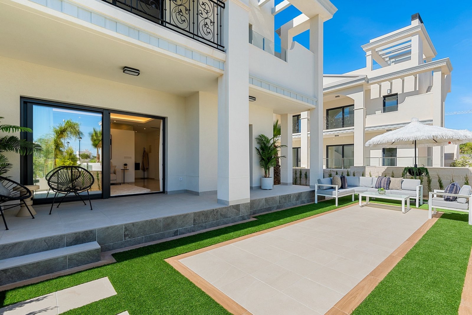 Modernes Gartenapartment mit Gemeinschaftspool