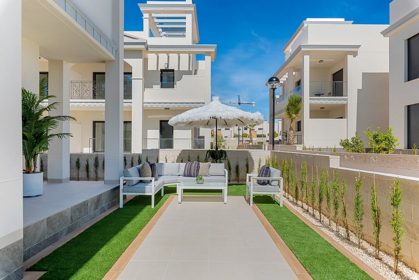 Modernes Gartenapartment mit Gemeinschaftspool