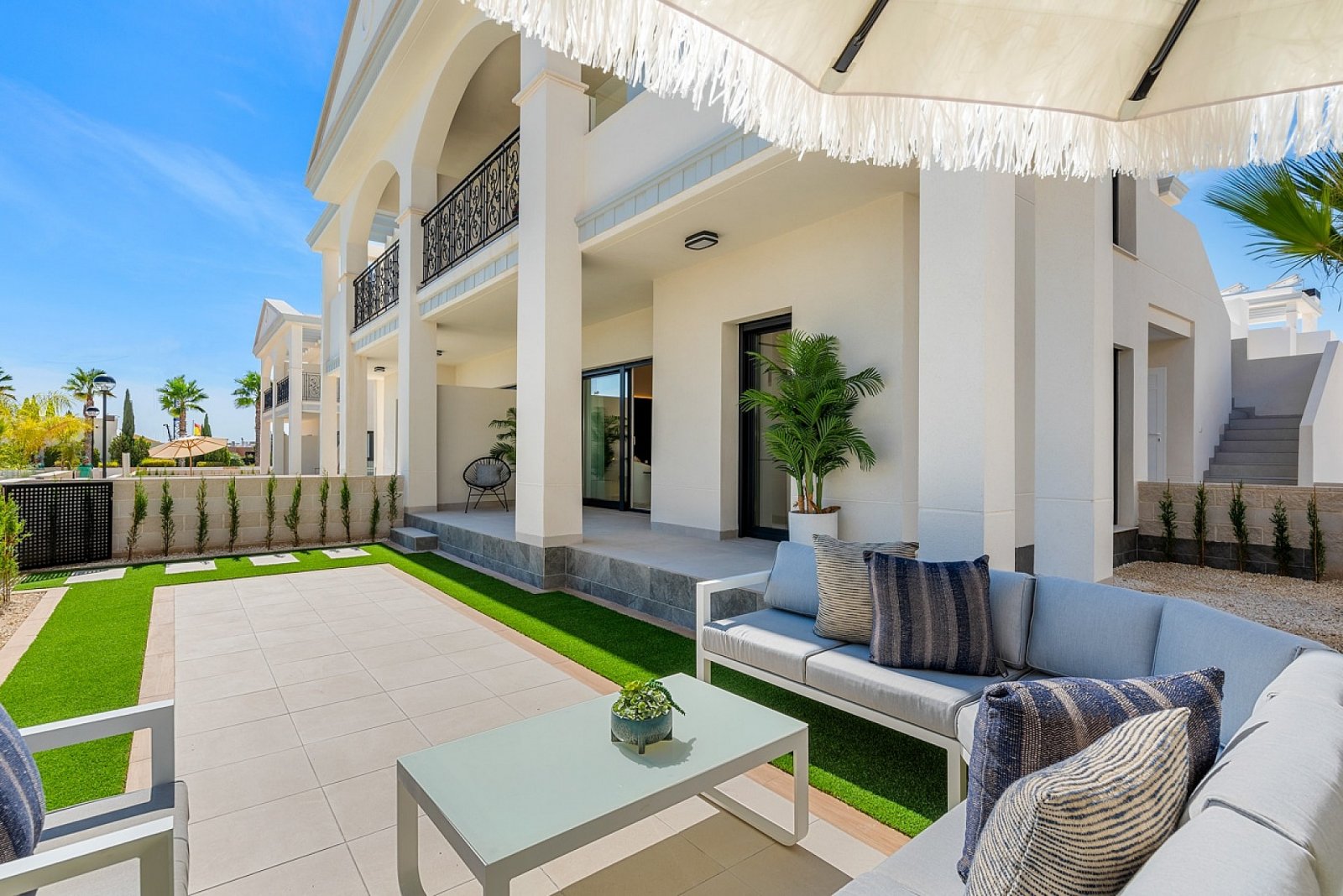 Modernes Gartenapartment mit Gemeinschaftspool