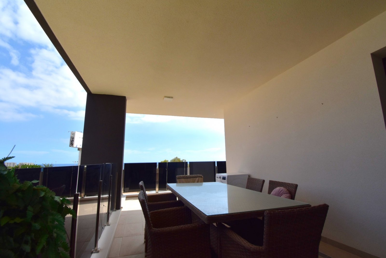 Modernes Apartment mit großer Terrasse, Pool & Meerblick