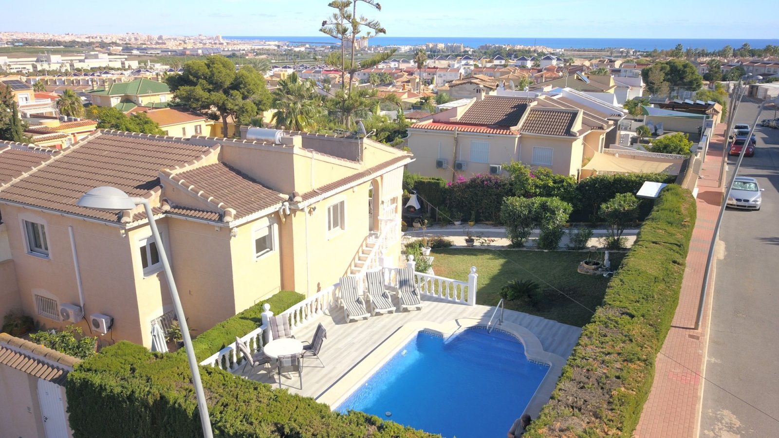 Orihuela Costa: Mediterraner Lebensstil mit Privatsphäre und Pool 