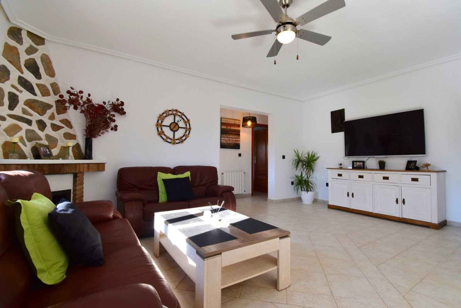 Mediterraner Lebensstil mit Privatsphäre und Pool