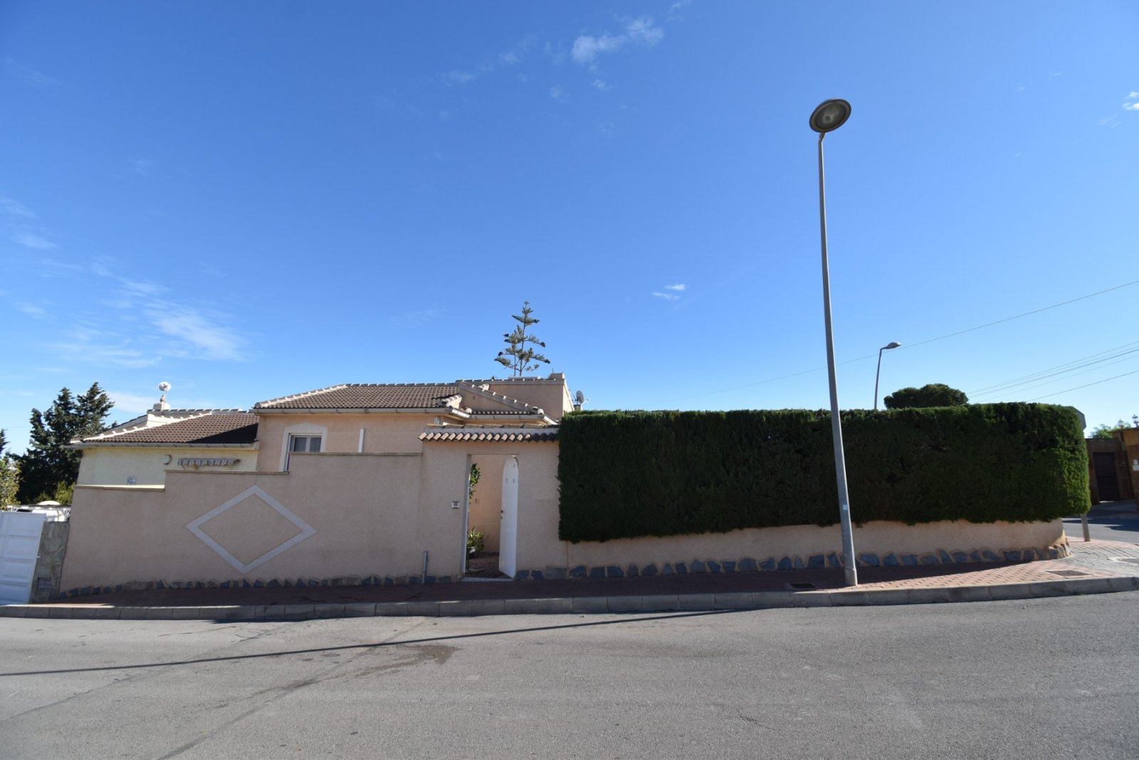 Mediterraner Lebensstil mit Privatsphäre und Pool