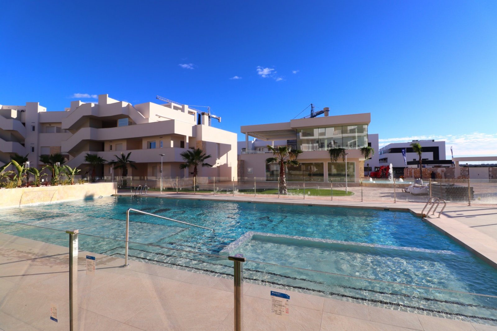 Modernes Wohnen mit Poolblick und Sonnenterrasse