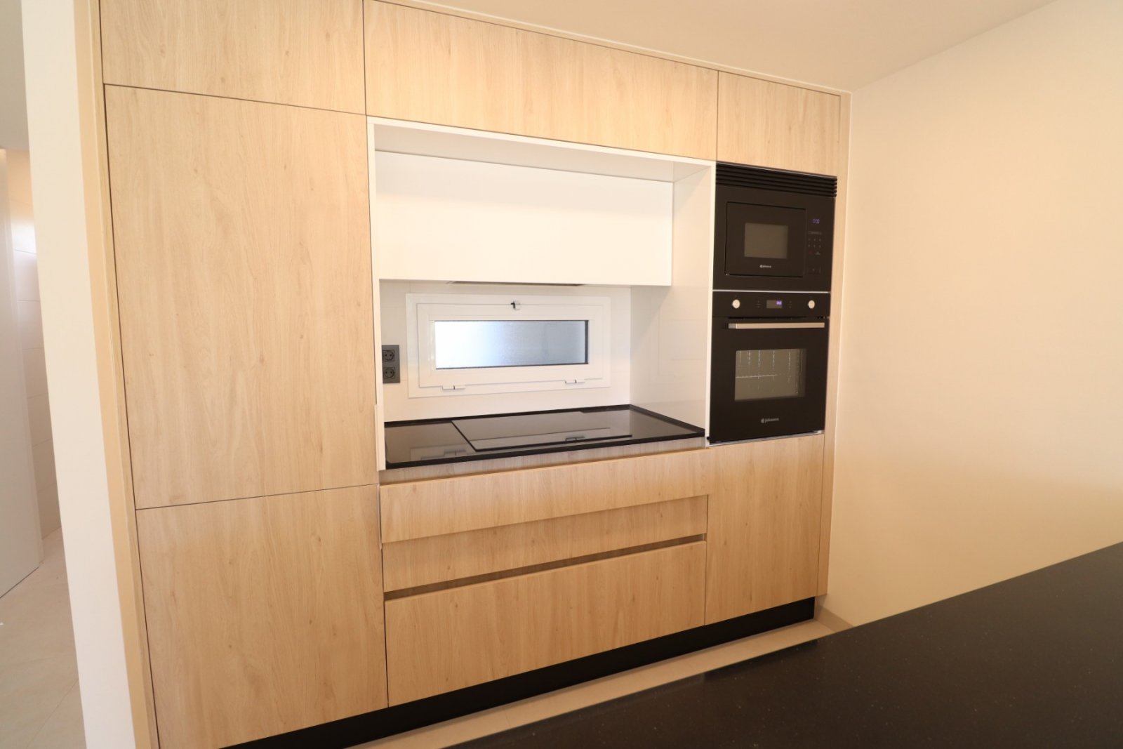 Modernes Wohnen mit Poolblick und Sonnenterrasse