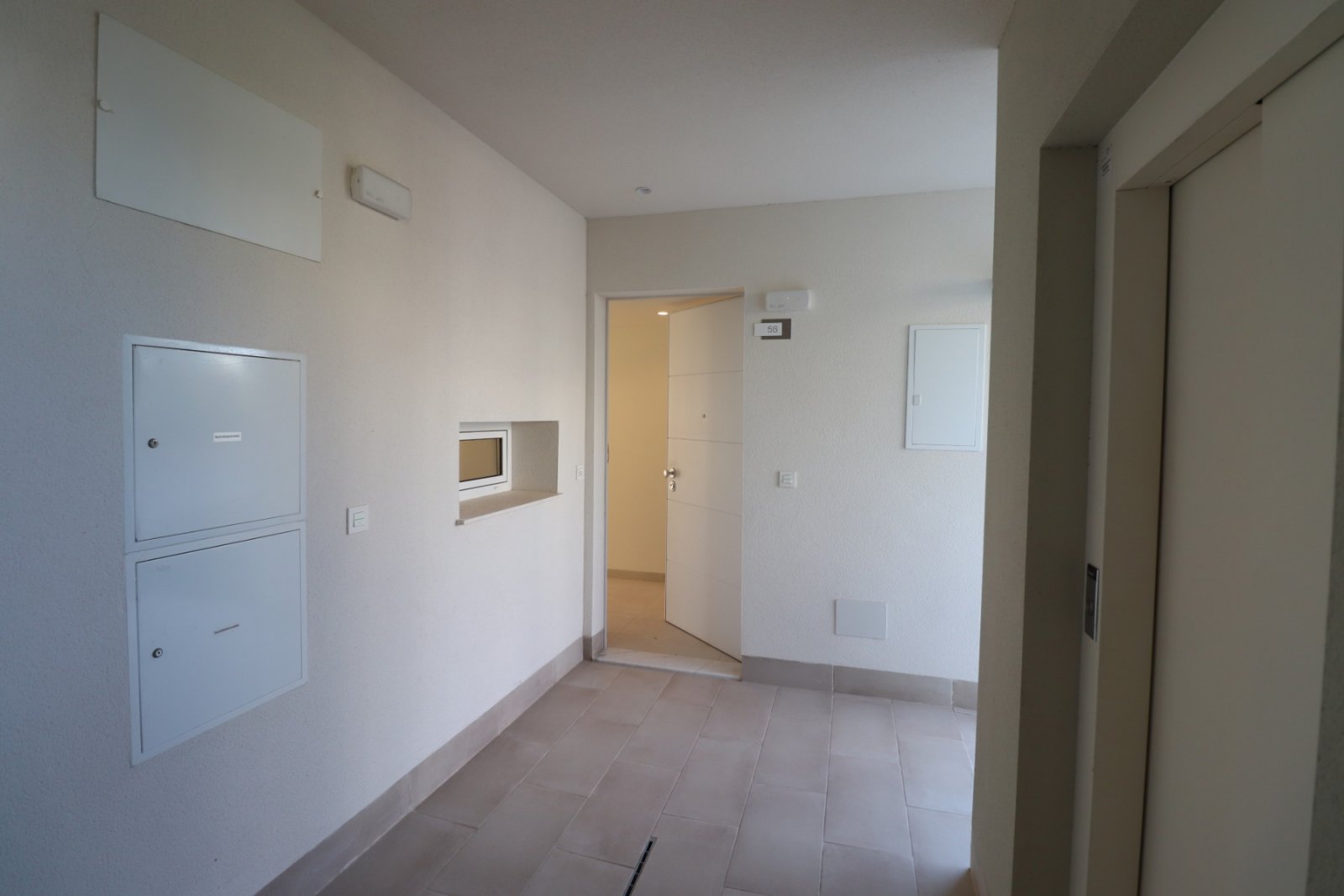 Modernes Wohnen mit Poolblick und Sonnenterrasse