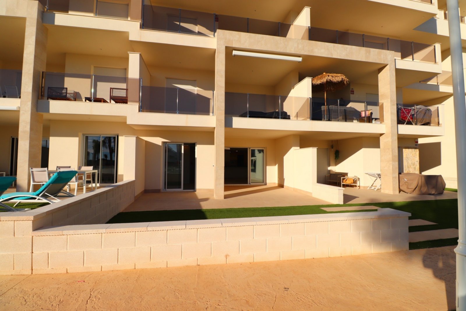 Modernes Wohnen mit Poolblick und Sonnenterrasse