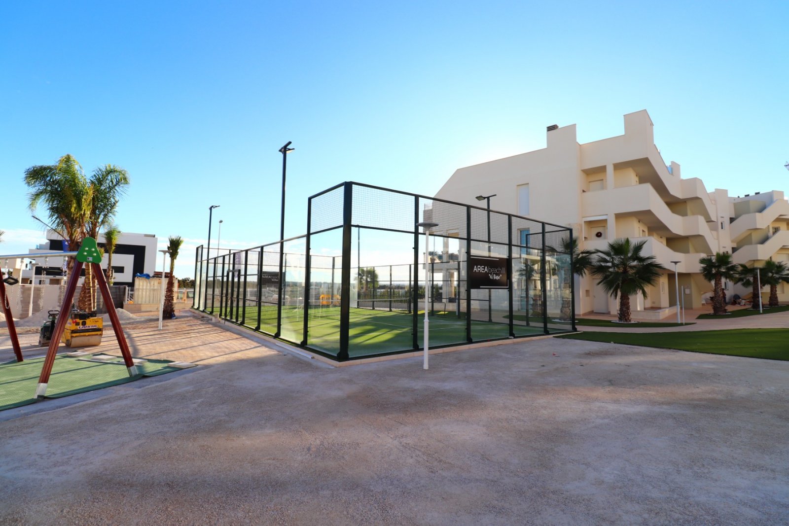 Modernes Wohnen mit Poolblick und Sonnenterrasse
