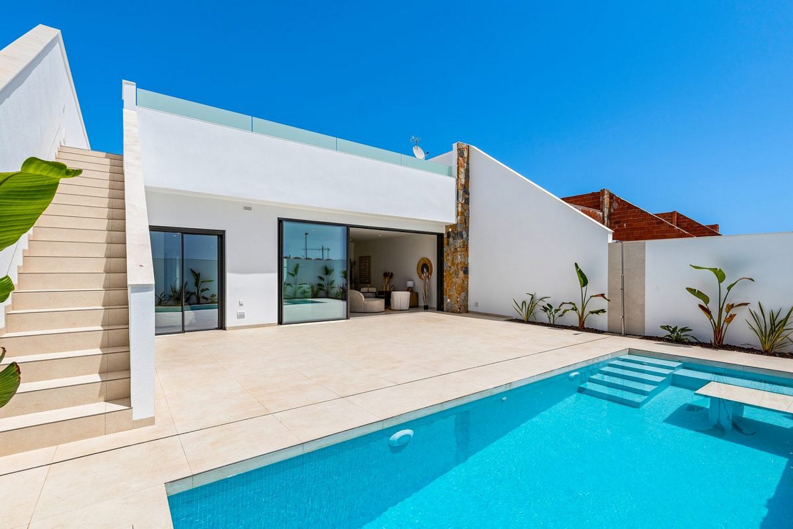 Los Alcazares: Hochwertige Villa mit Pool und Stellplatz 