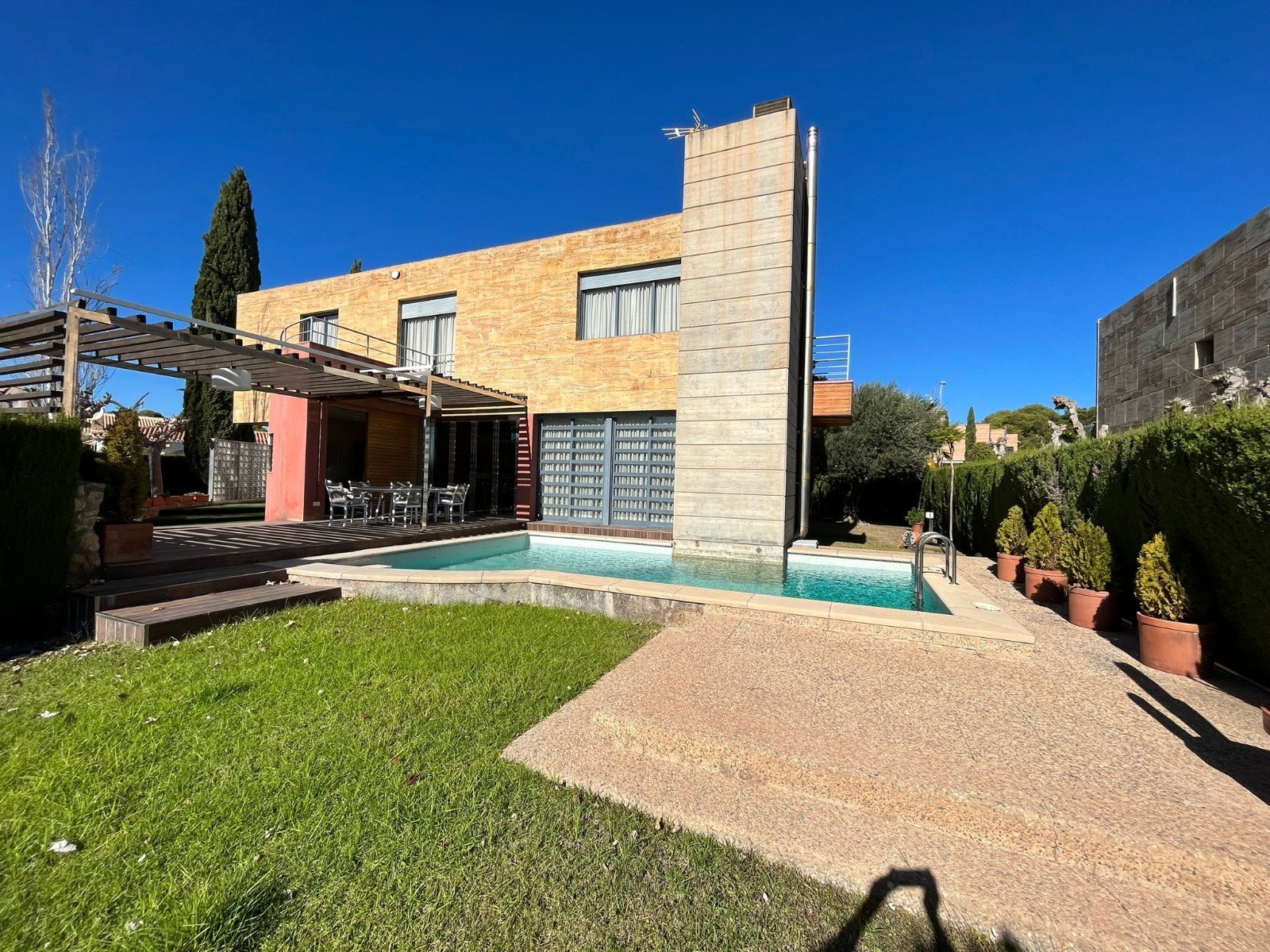 Mediterranes Wohnen mit Pool und Meerblick