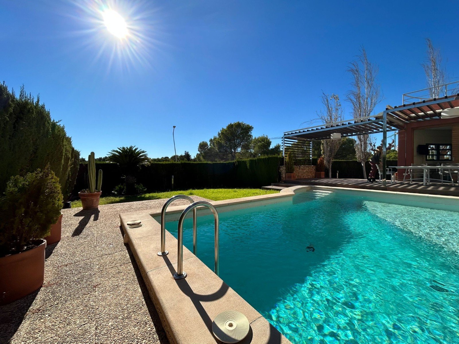 Mediterranes Wohnen mit Pool und Meerblick