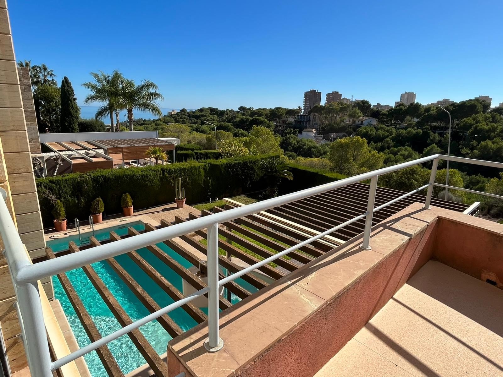 Mediterranes Wohnen mit Pool und Meerblick