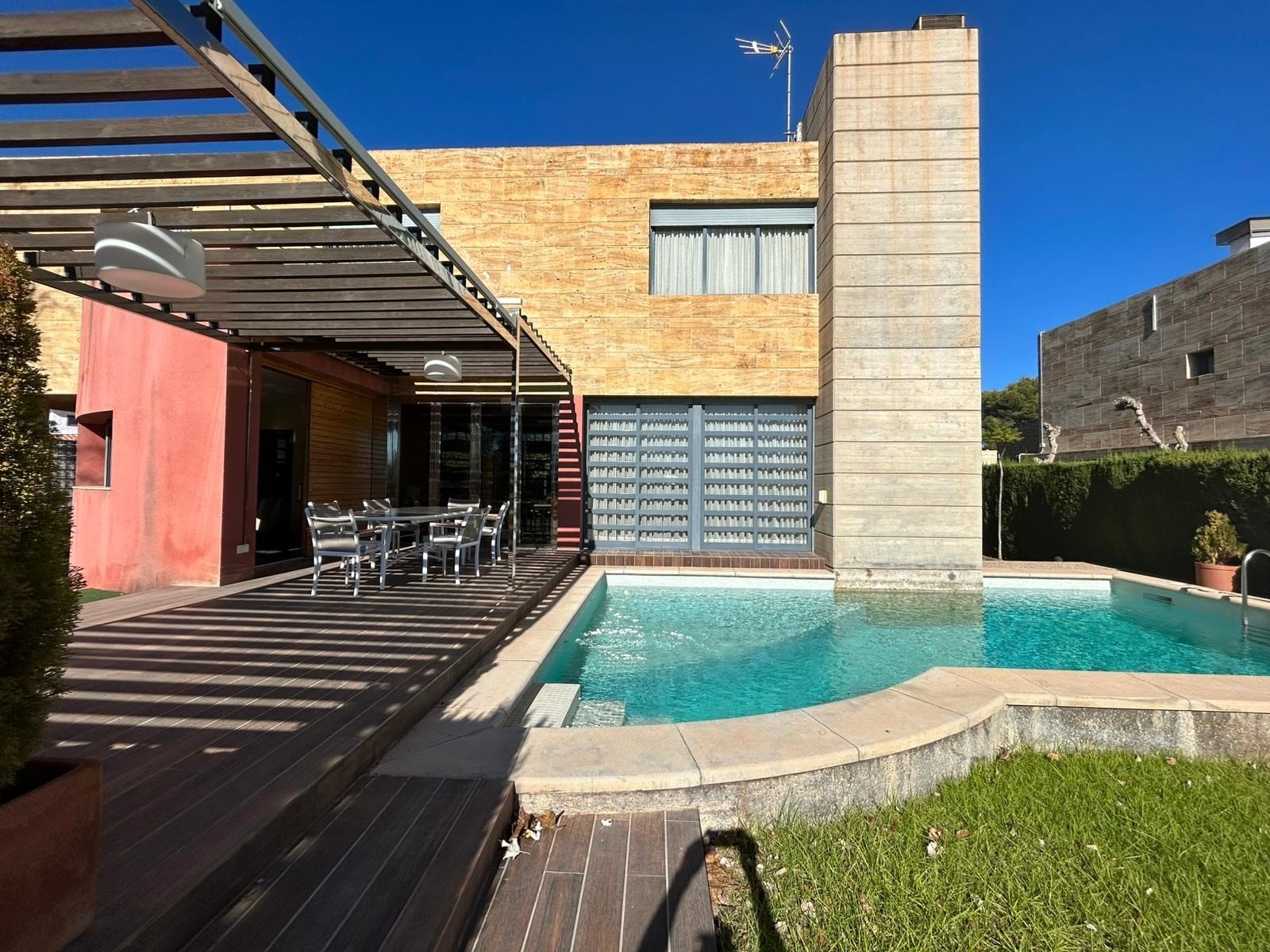 Mediterranes Wohnen mit Pool und Meerblick
