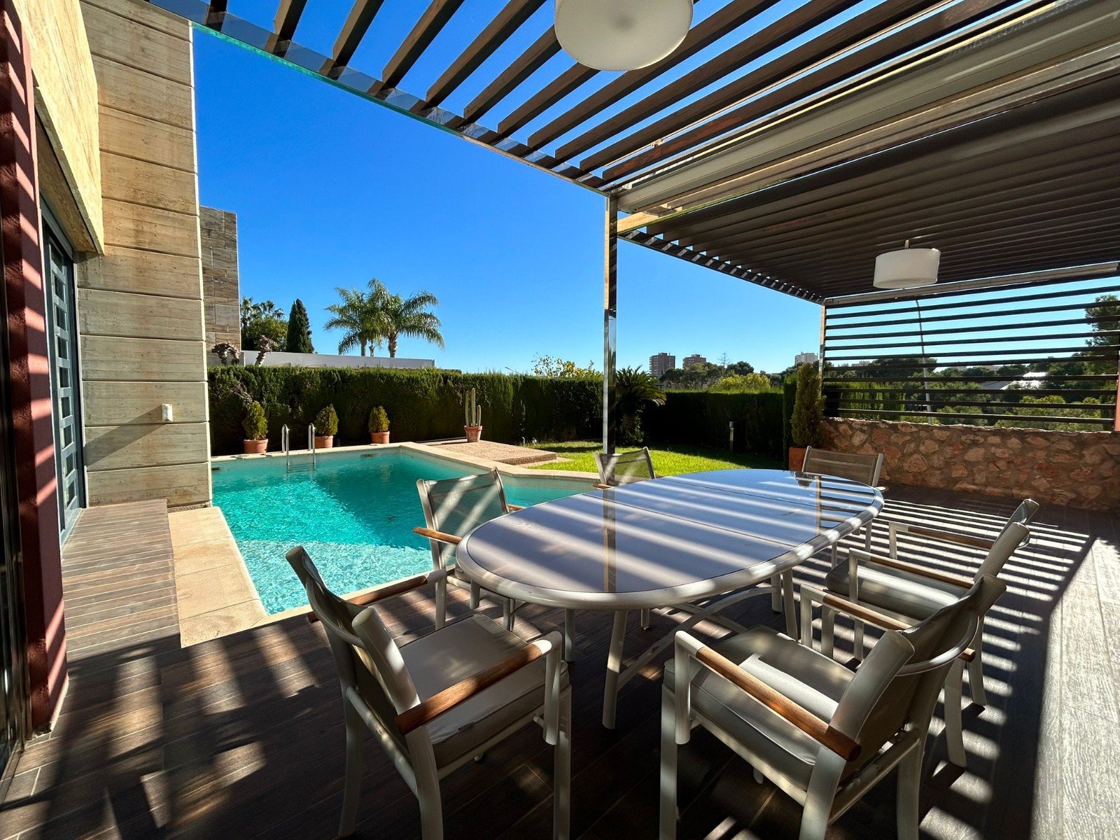Mediterranes Wohnen mit Pool und Meerblick