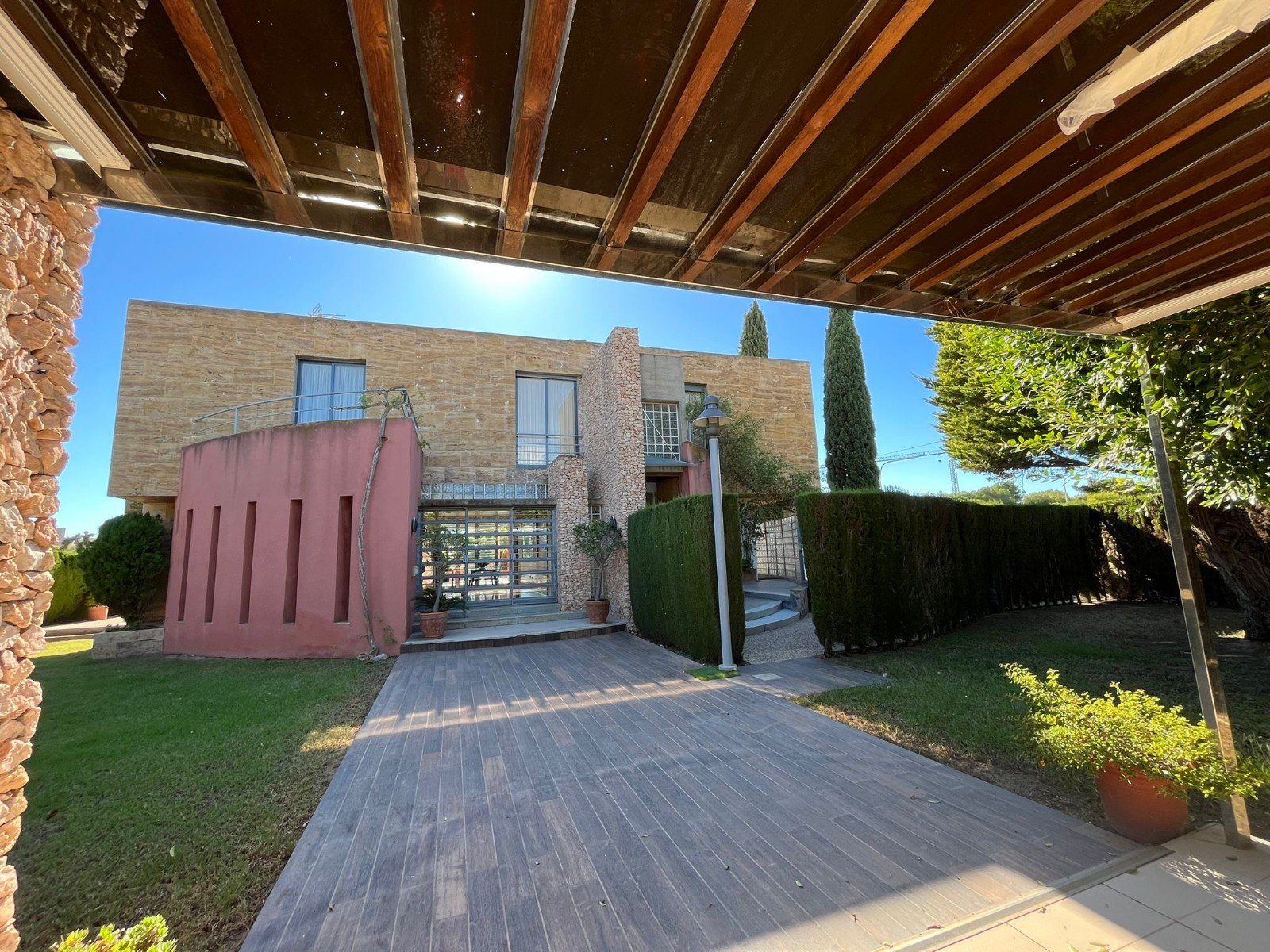 Mediterranes Wohnen mit Pool und Meerblick