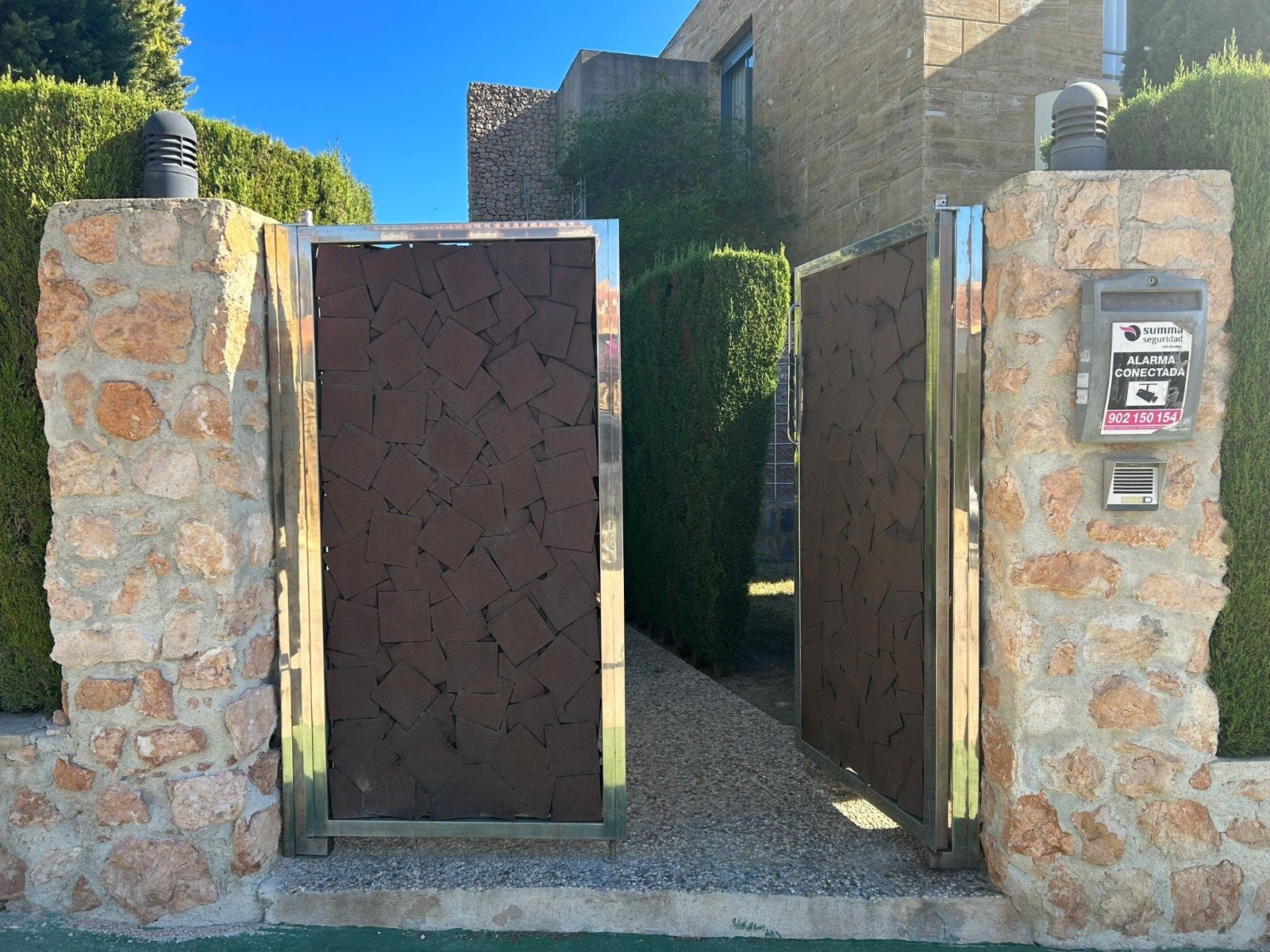 Mediterranes Wohnen mit Pool und Meerblick