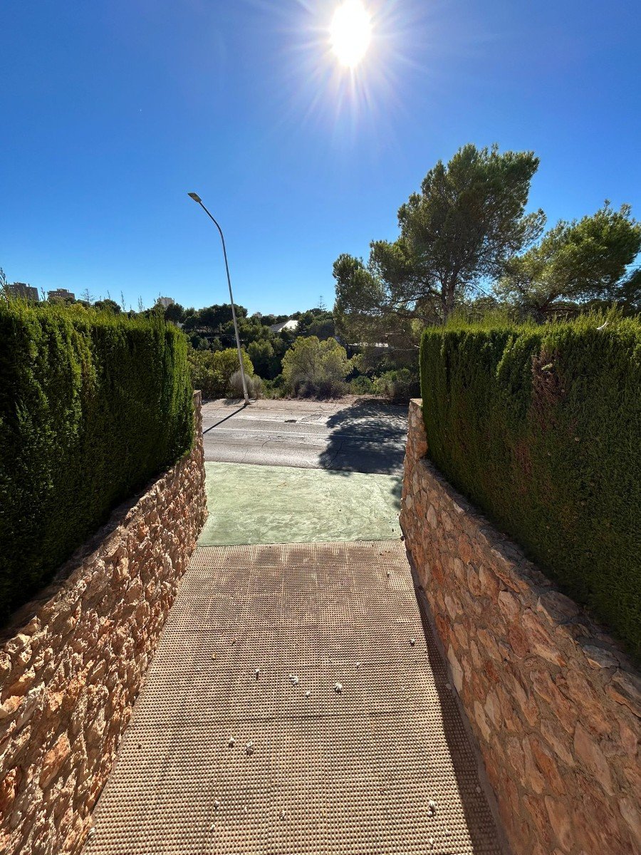 Mediterranes Wohnen mit Pool und Meerblick