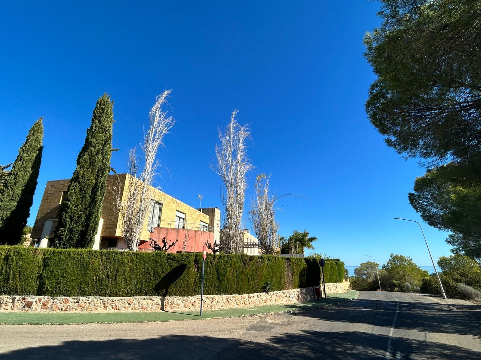 Mediterranes Wohnen mit Pool und Meerblick