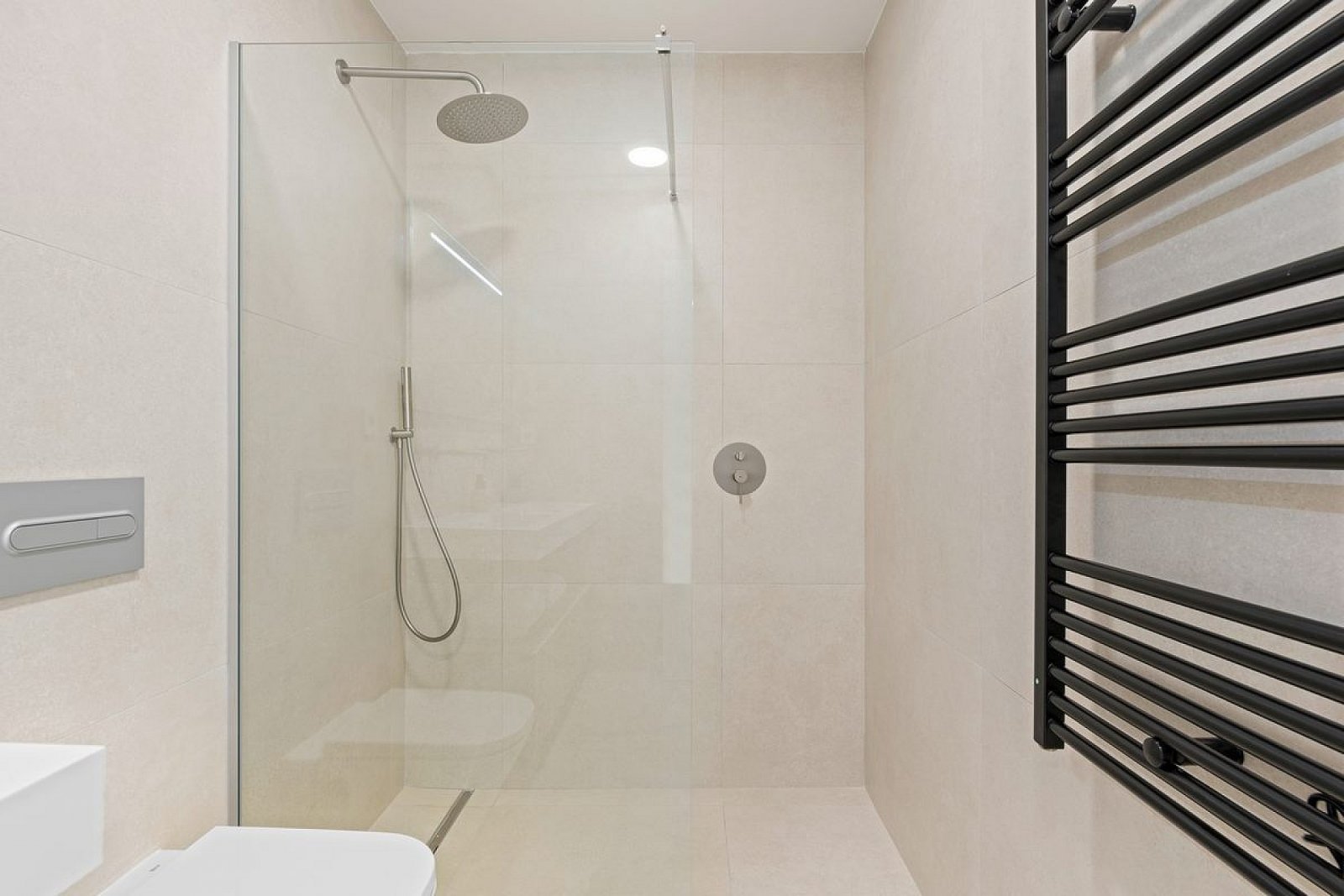 Hochwertige Villa mit Pool und Stellplatz