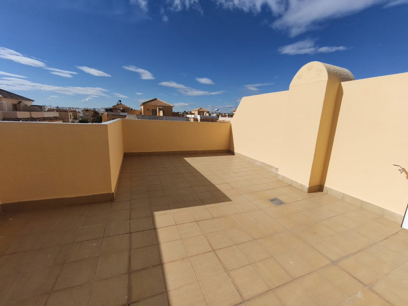 Helles Wohnen mit Pool und Panoramablick