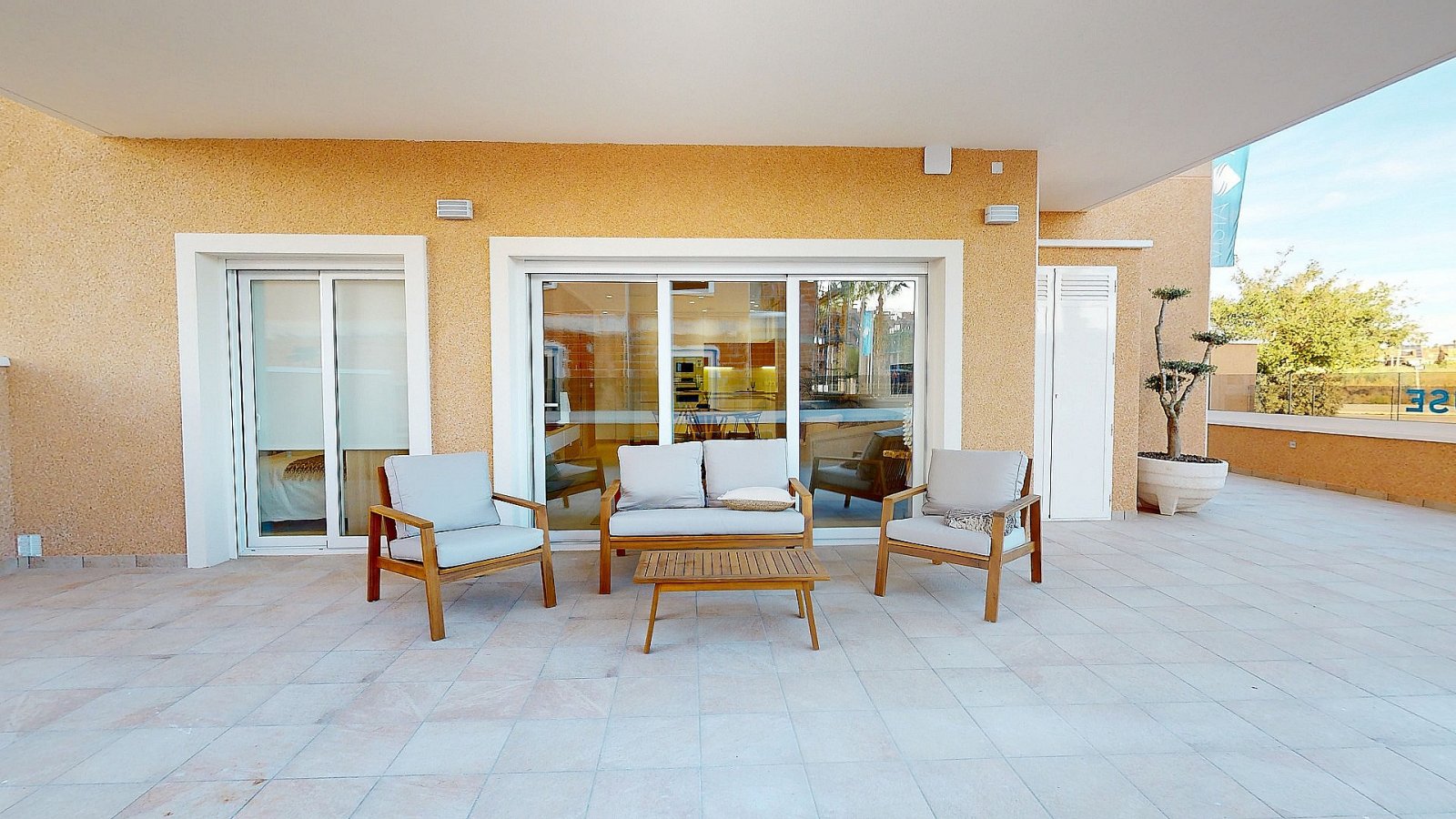 Pilar de la Horadada: Wohnoase mit Garten, Pool & Tiefgarage 