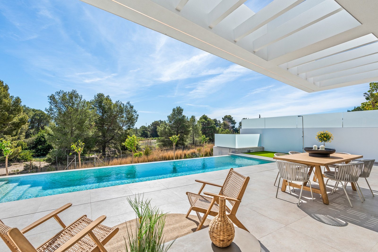 Ihr Traumhaus mit Pool und Komfort