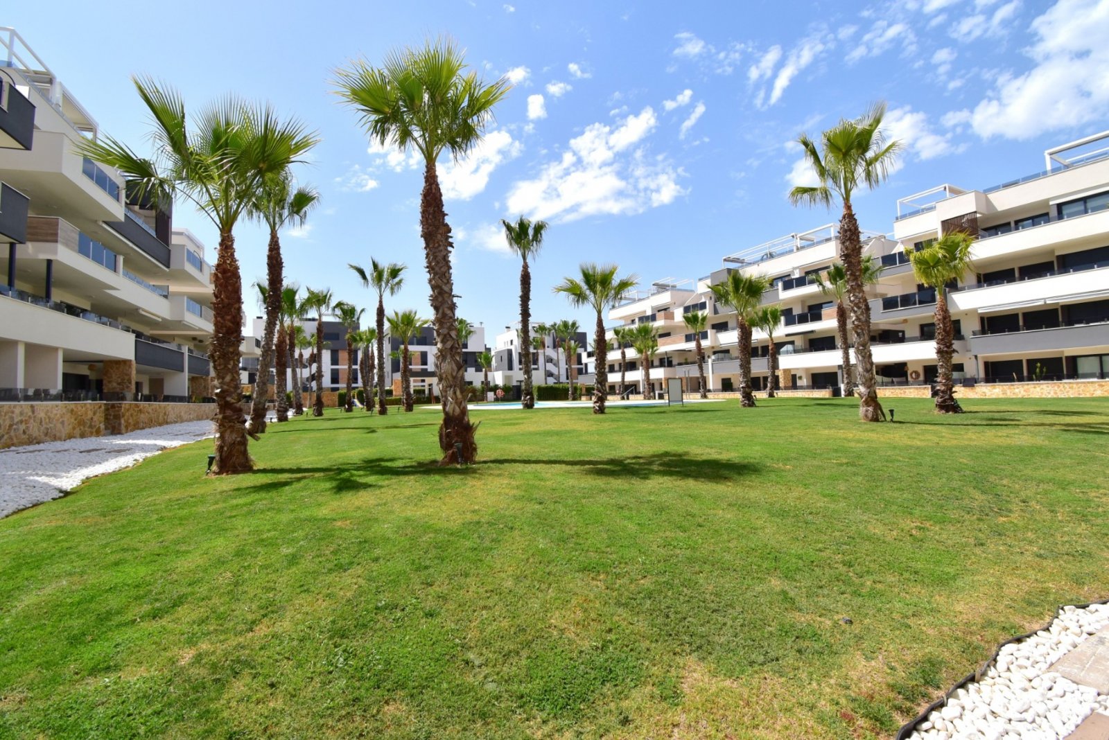 Moderne Wohnung mit Poolblick und Terrasse