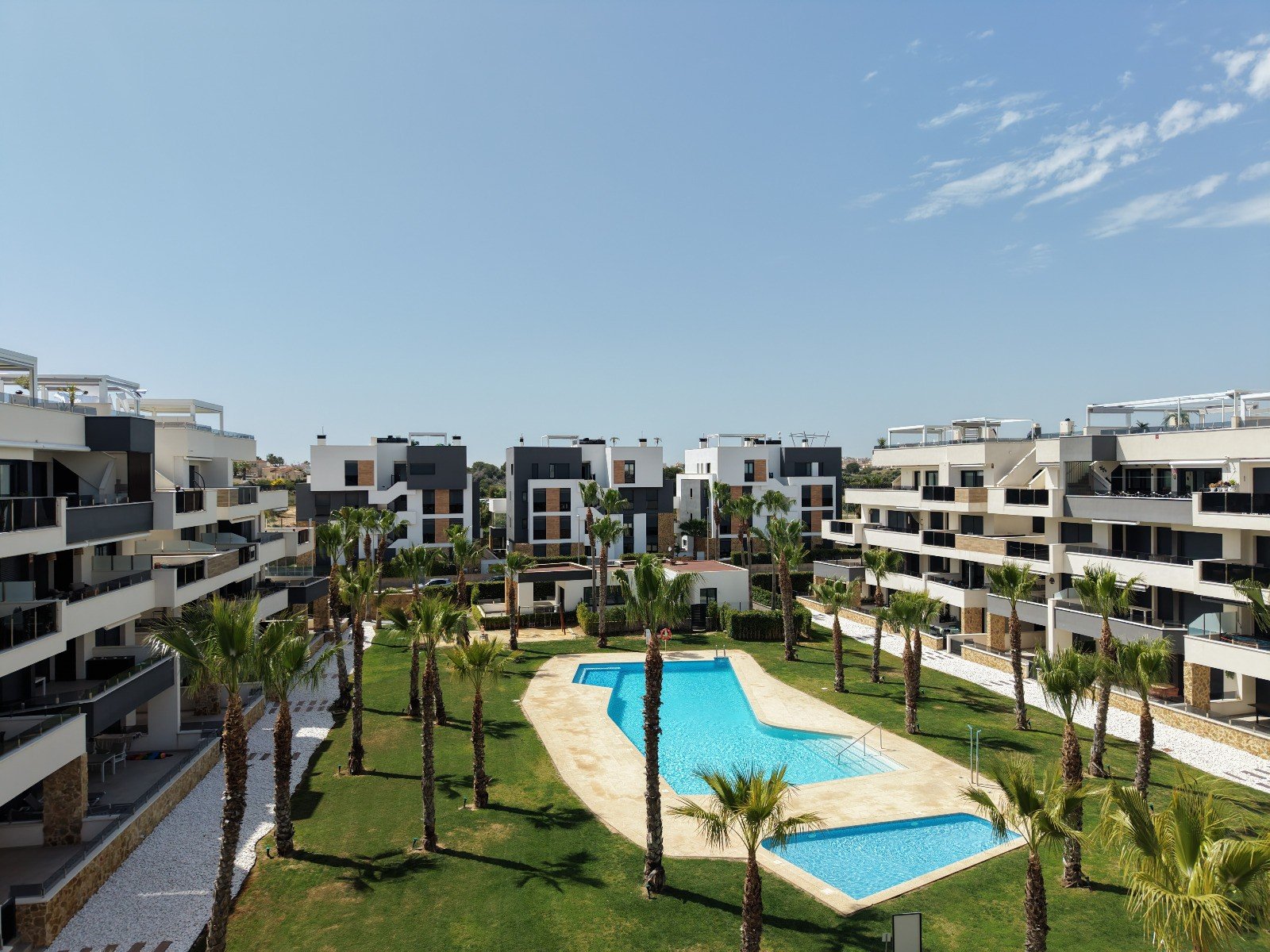 Los Altos: Moderne Wohnung mit Poolblick und Terrasse 