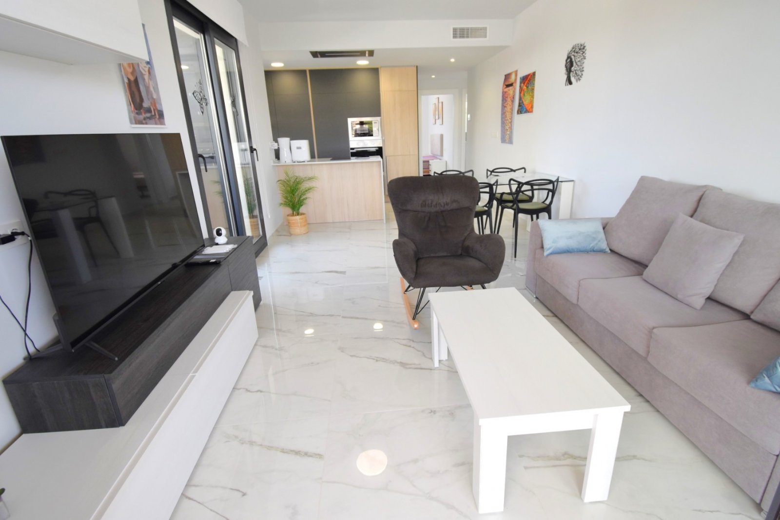 Moderne Wohnung mit Poolblick und Terrasse